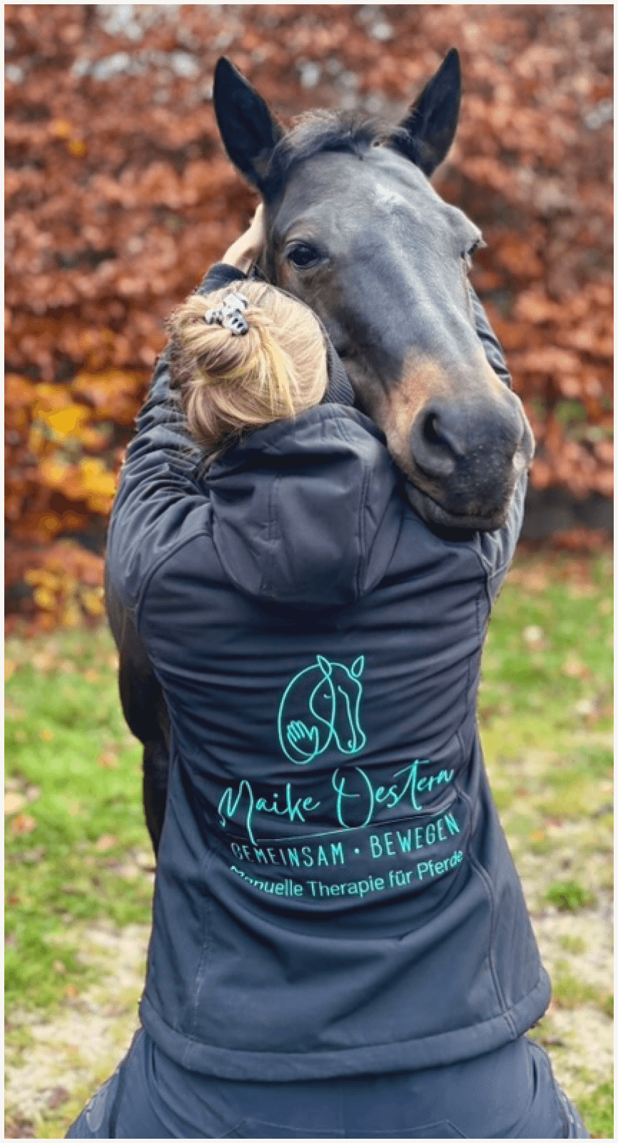 Maike Oestern mit Pferd im Arm